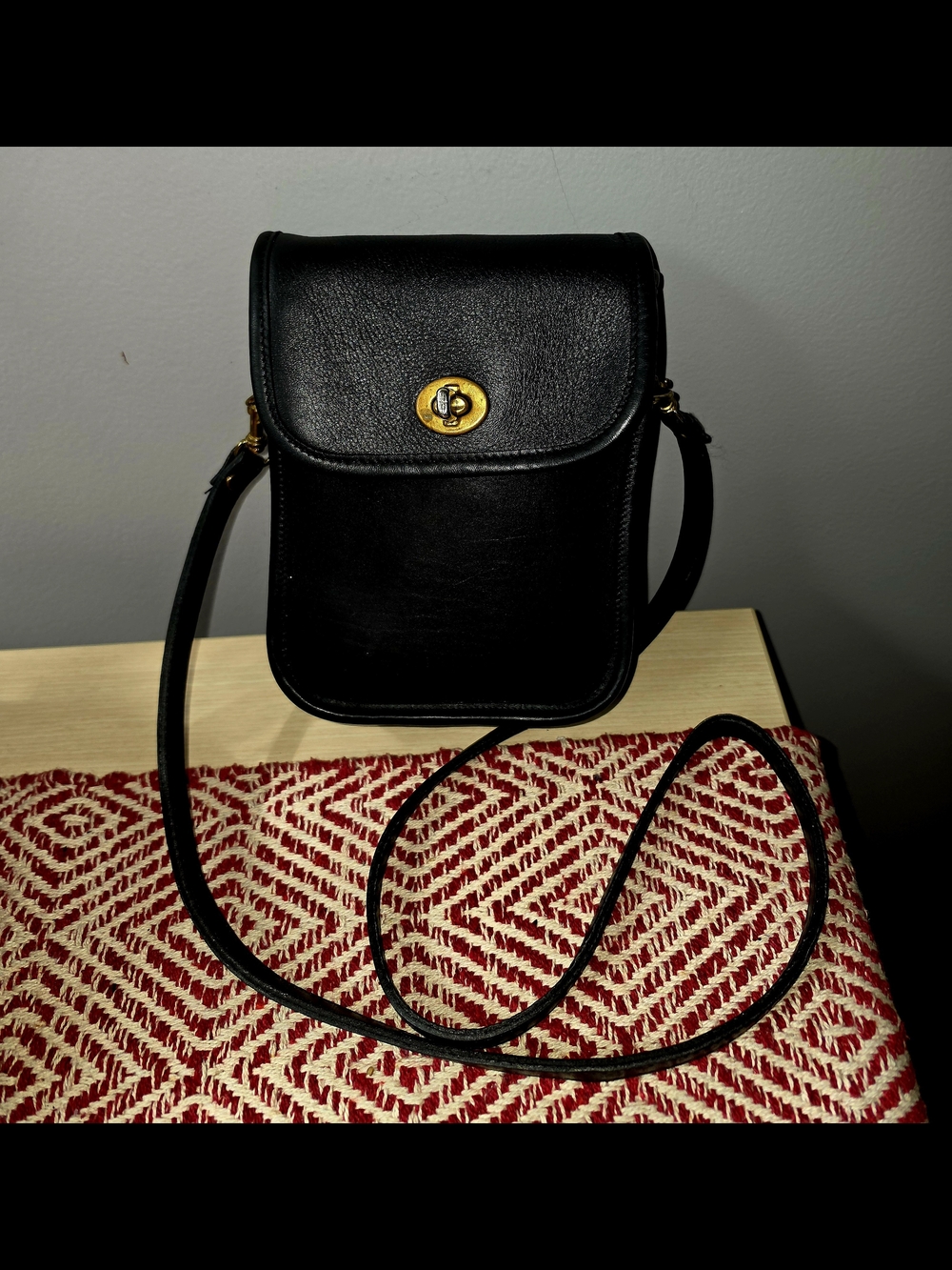 Source Unknown Black Leather Crossbody Bag with Gold Turn-Lock